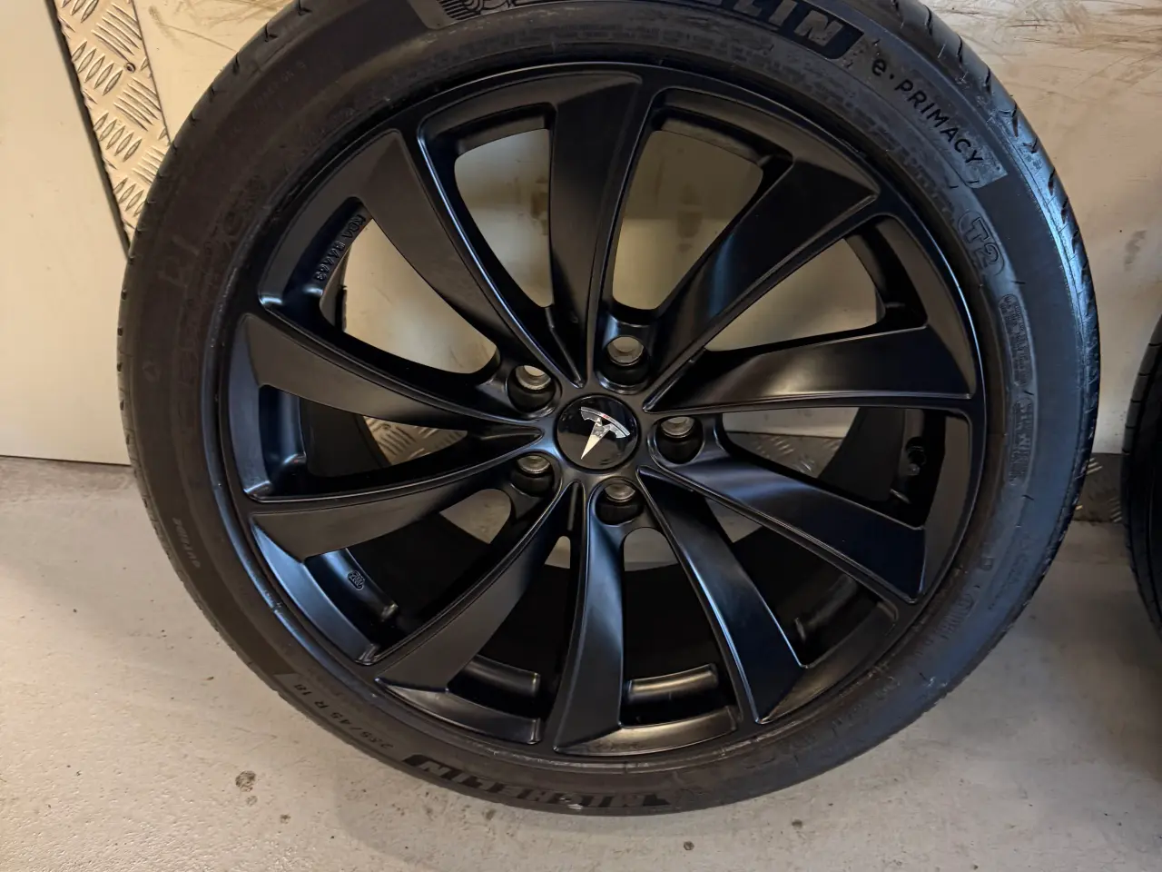 Billede 2 - Nye 18” Tesla 3 fælge med Michelin e primacy