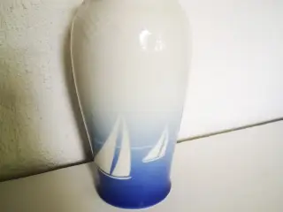 Bing og Grøndahl, B&G, vase med sejlskibe