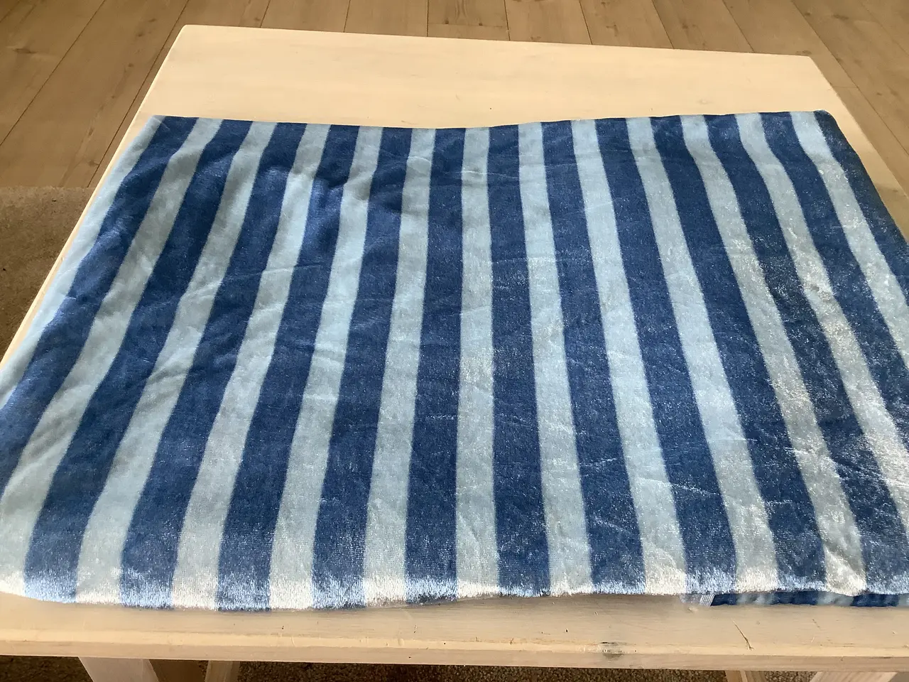 Billede 2 - Dug stribet blå/ lyseblå i velour. Eller en blå 