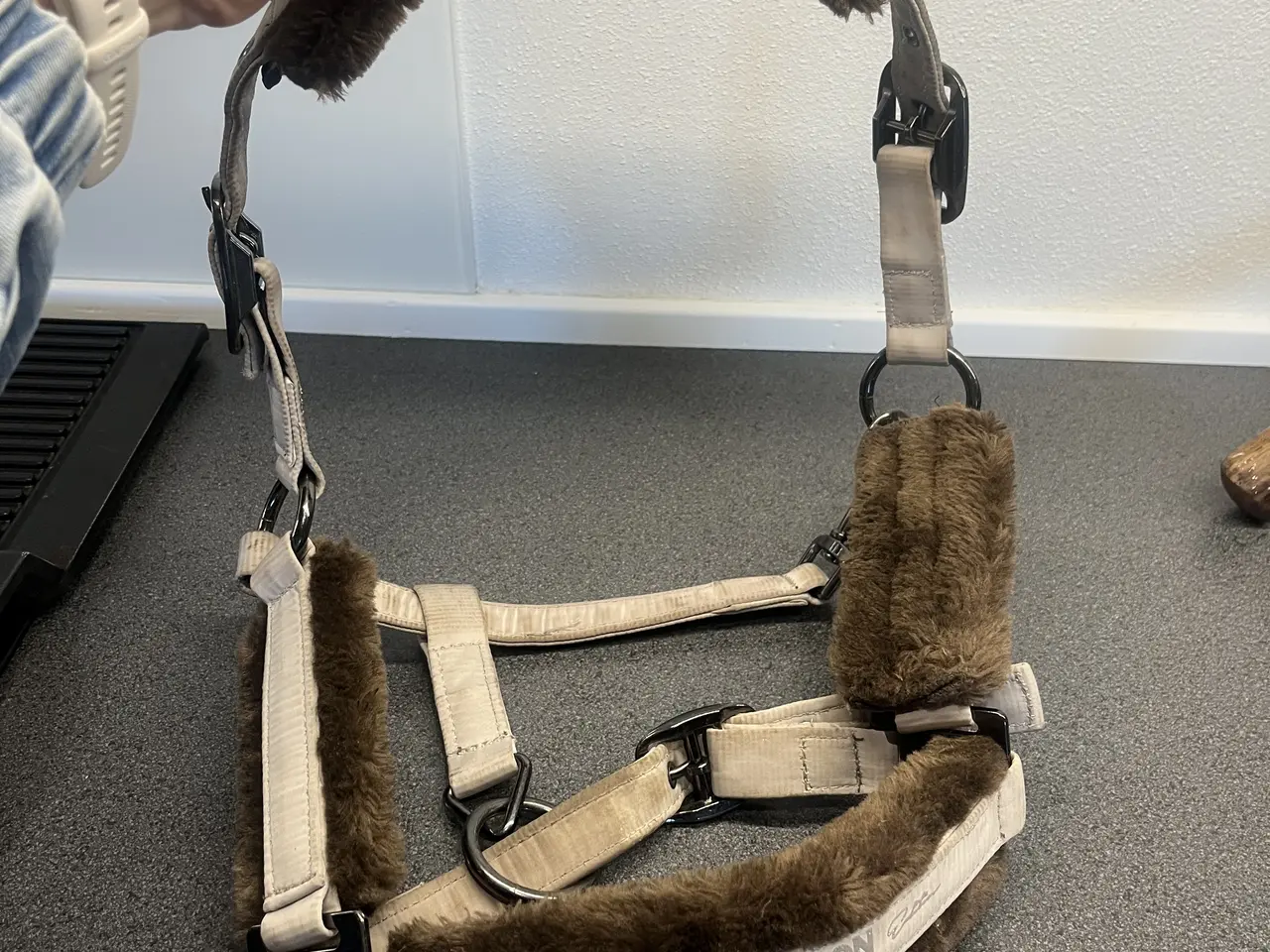Billede 14 - To Eskadron grimer i beige – én med glitterdetalje