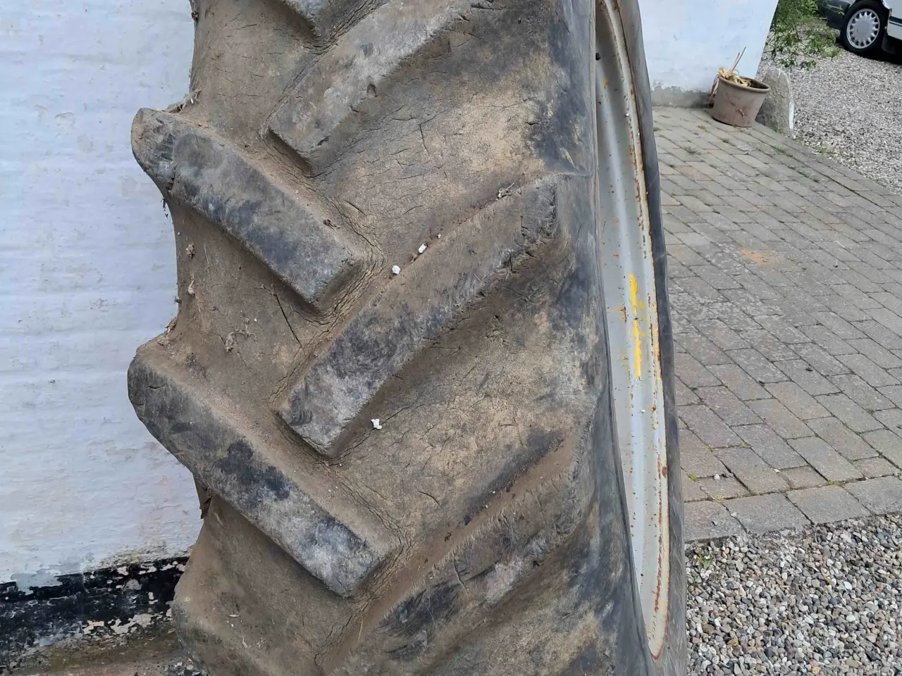 Billede 7 - Traktordæk 16.9 x 38 Michelin. 2. stk