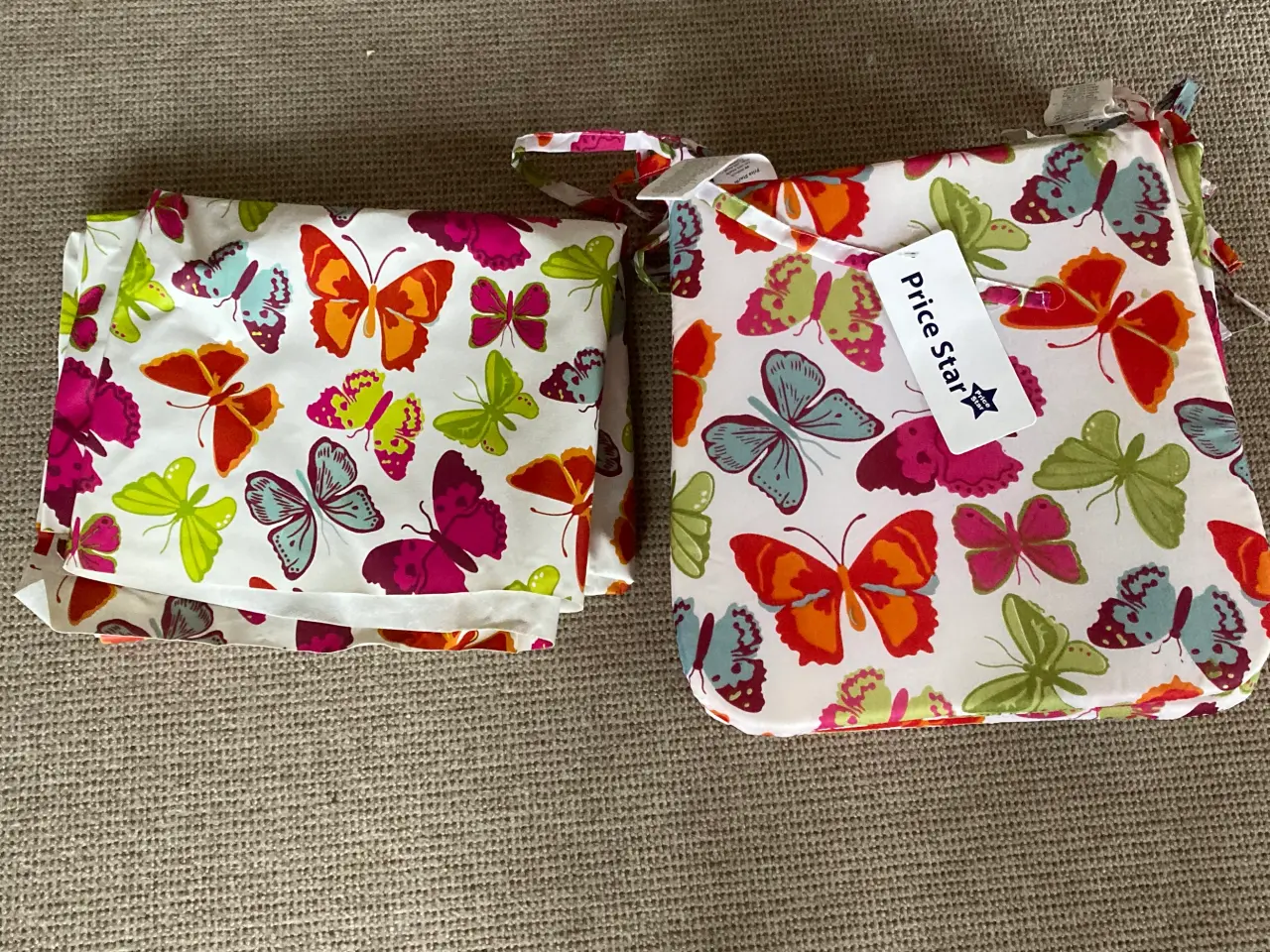 Billede 1 -  4 hynder helt nye hynder og 1 plastdug..