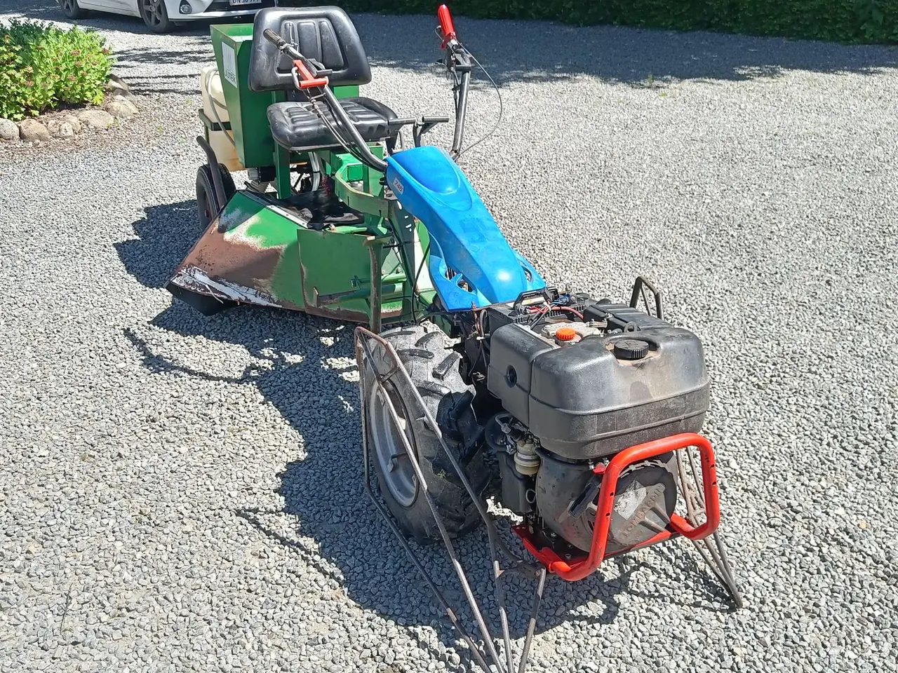 Billede 1 - - - - To hjuls traktor med gødning og sprøjte tilbehør (momsfri)