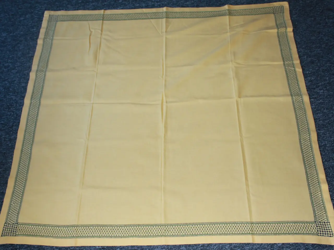 Billede 1 - Okkerfarvet dug, 110 x 120 cm