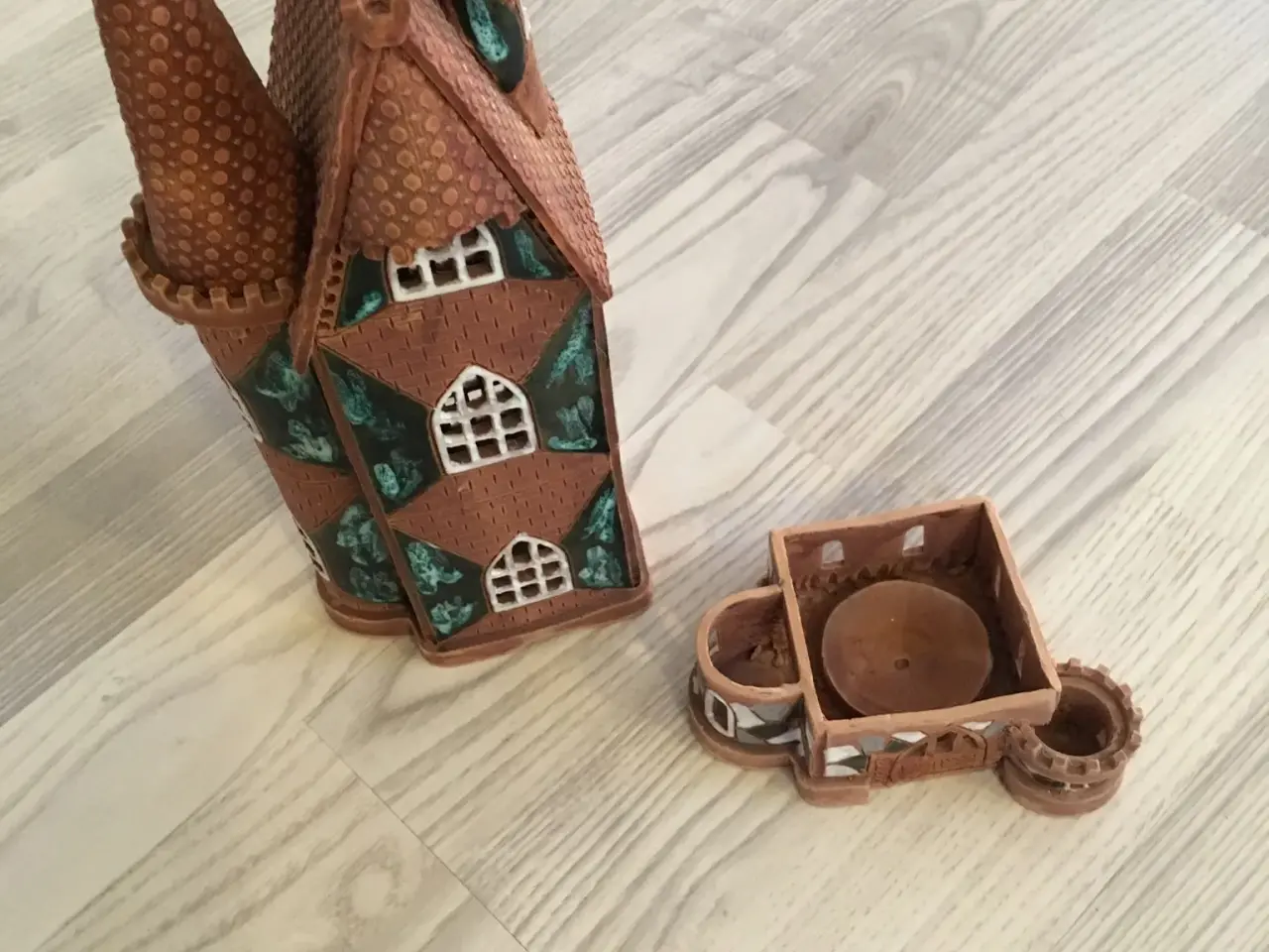 Billede 4 - Hus til fyrfads lys, Flot og sjov hus
