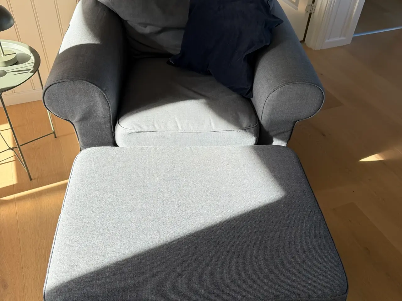 Billede 3 - Sofa, 2 stole, puf og glasbord 
