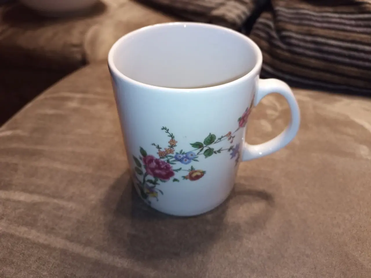 Billede 1 - Vildrose hvid porcelæn med guldkant krus og sovse