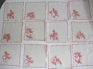 Servietter med broderi af frugt