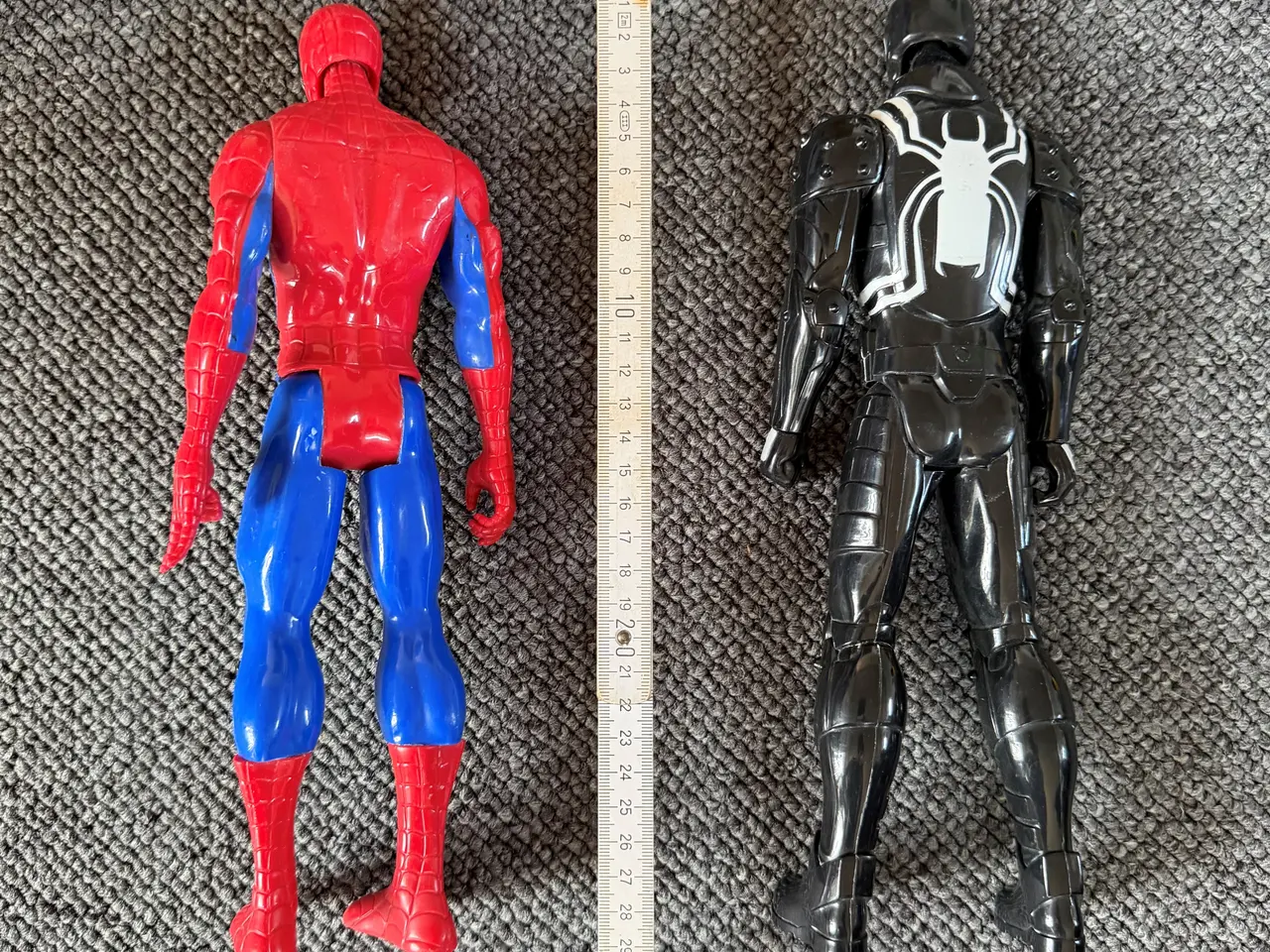 Billede 2 - 2 spiderman figurer, 1 standard og 1 venom – 30cm