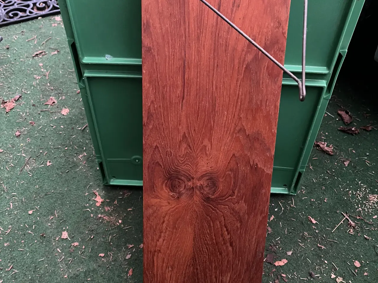 Billede 1 - Teak-hylde med metalophæng. Giv bud.