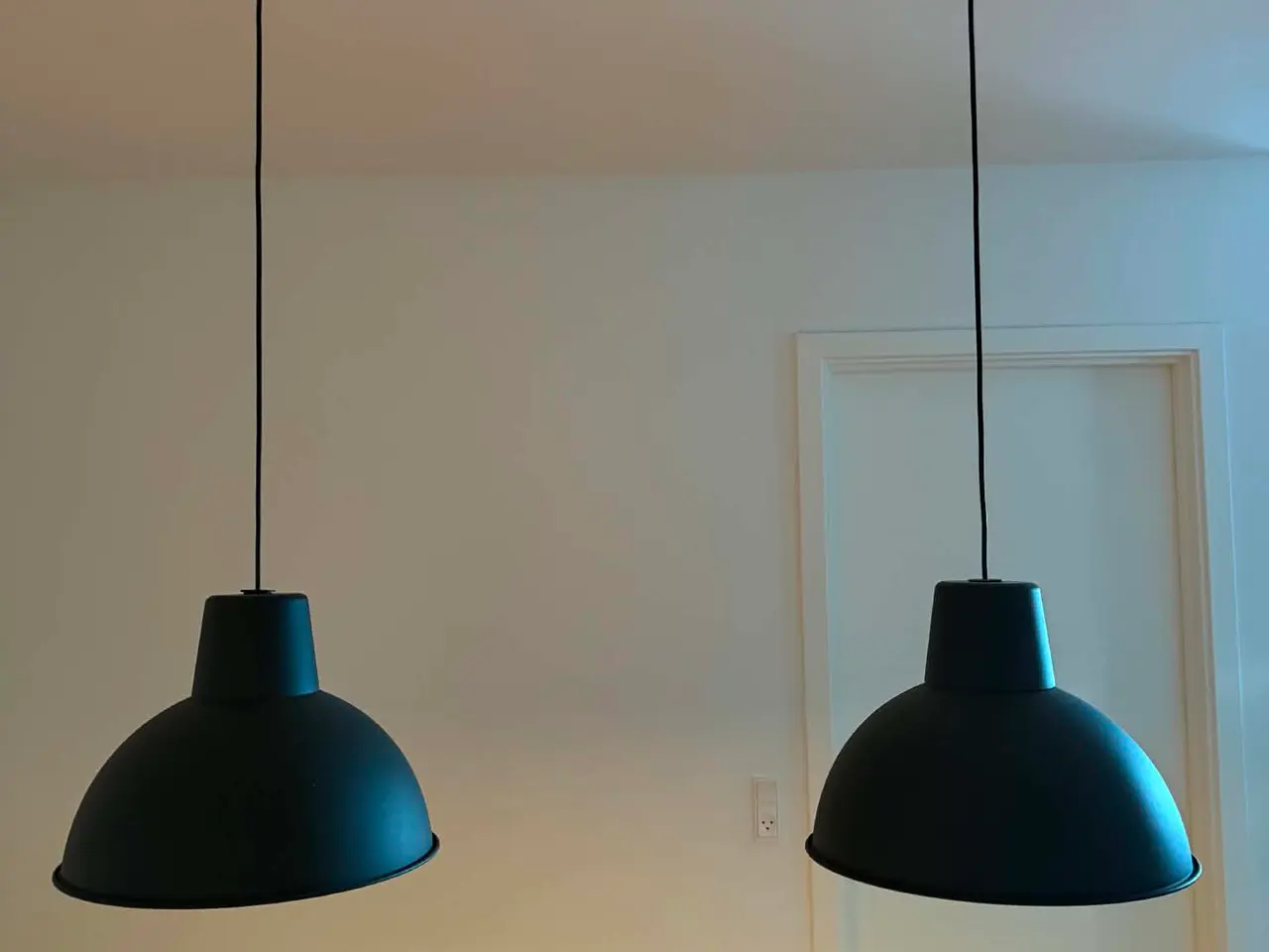 Billede 1 - 2x Sort lampe til spisebord