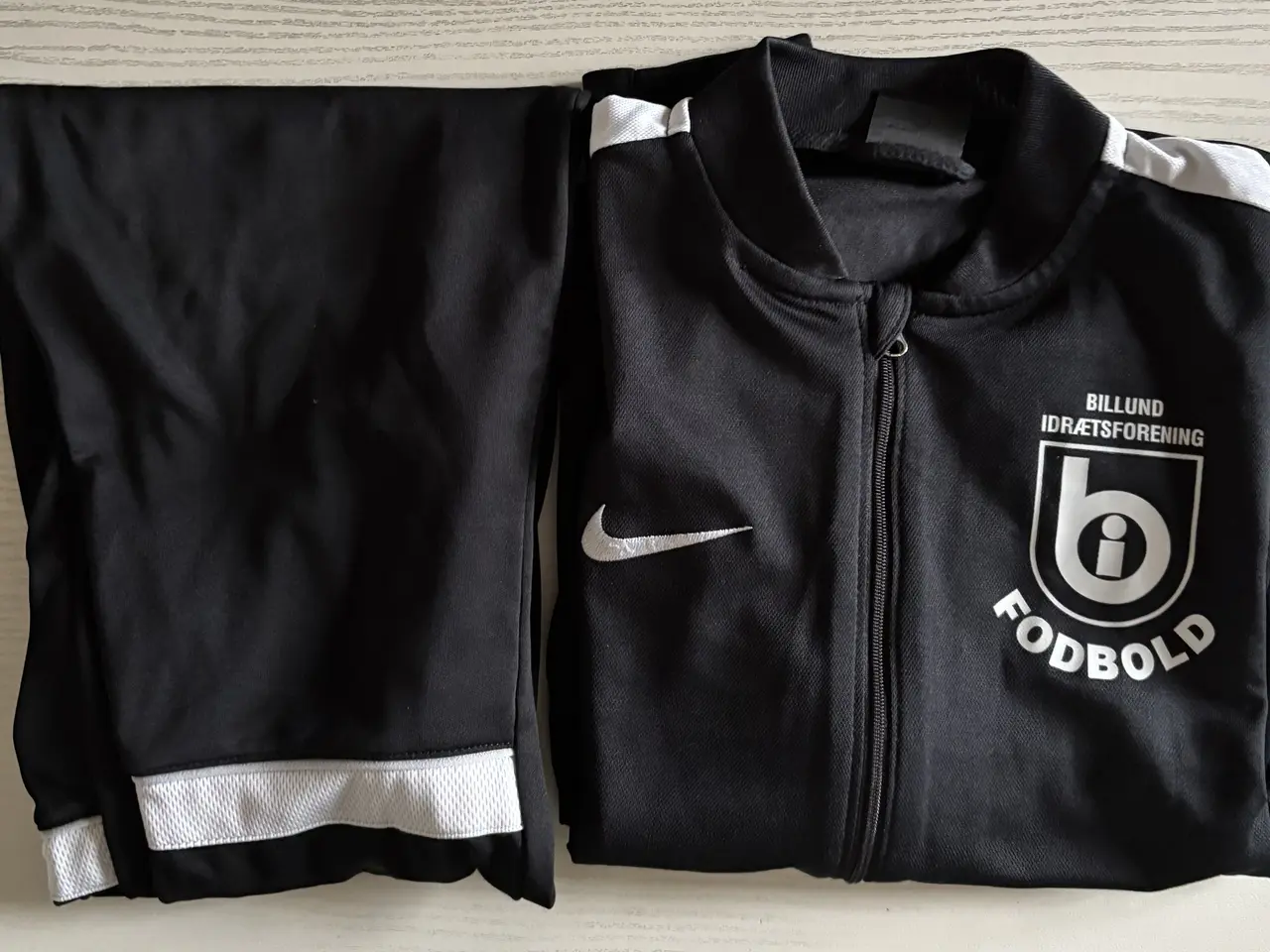 Billede 1 - Sportstøj, Træningsdragt Nike str. 137-147