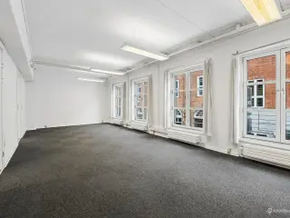 Rummeligt kontorlejemål på 141 m², 1. sal