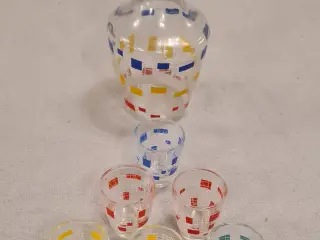 Glas karaffel og 6 glas med farvede firkanter