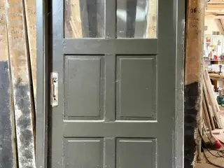 Lav, venstrehængt yderdør m. glas