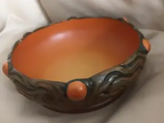 Fin keramik skål i orange med brun, bølget kant og