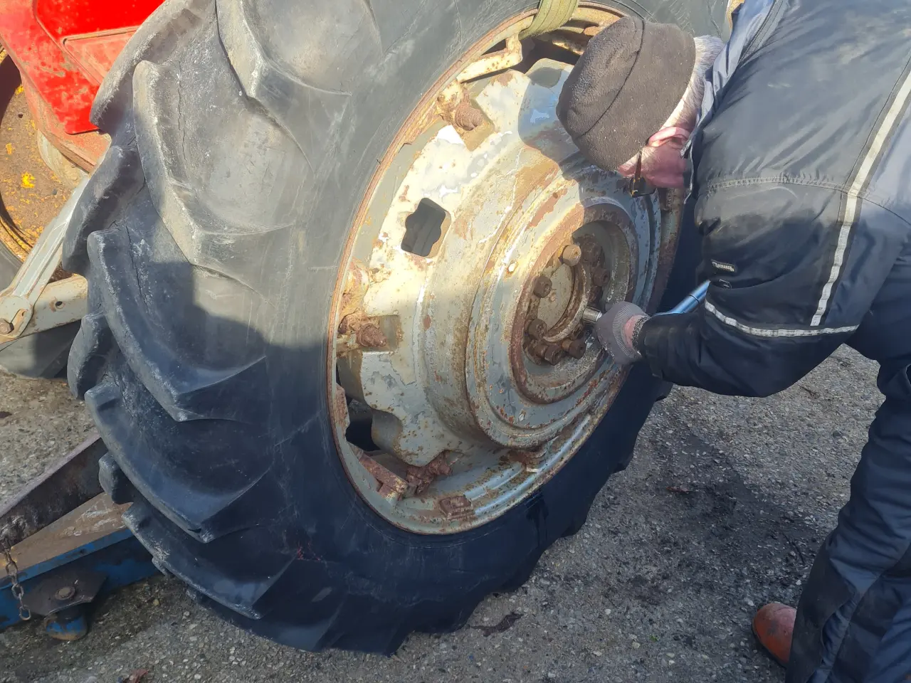 Billede 3 - Massey Ferguson  Pavt støbejerns hjul købes
