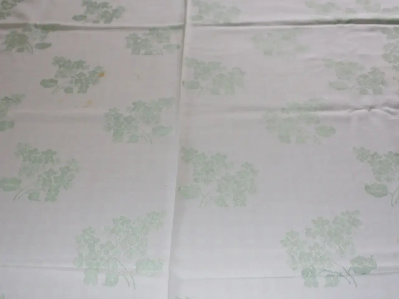 Billede 4 - Lys grøn dug med 11 servietter, 125 x 235 cm