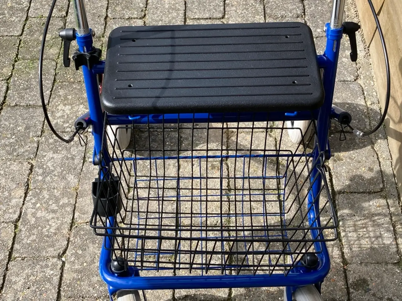 Billede 6 - Robust blå rollator med kurv og sæde