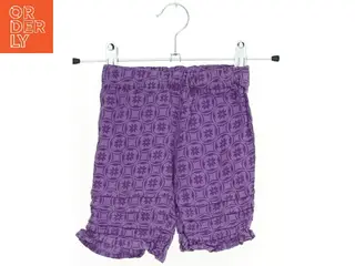 Søde lilla shorts med blomstermønster fra Little One (str. 68)