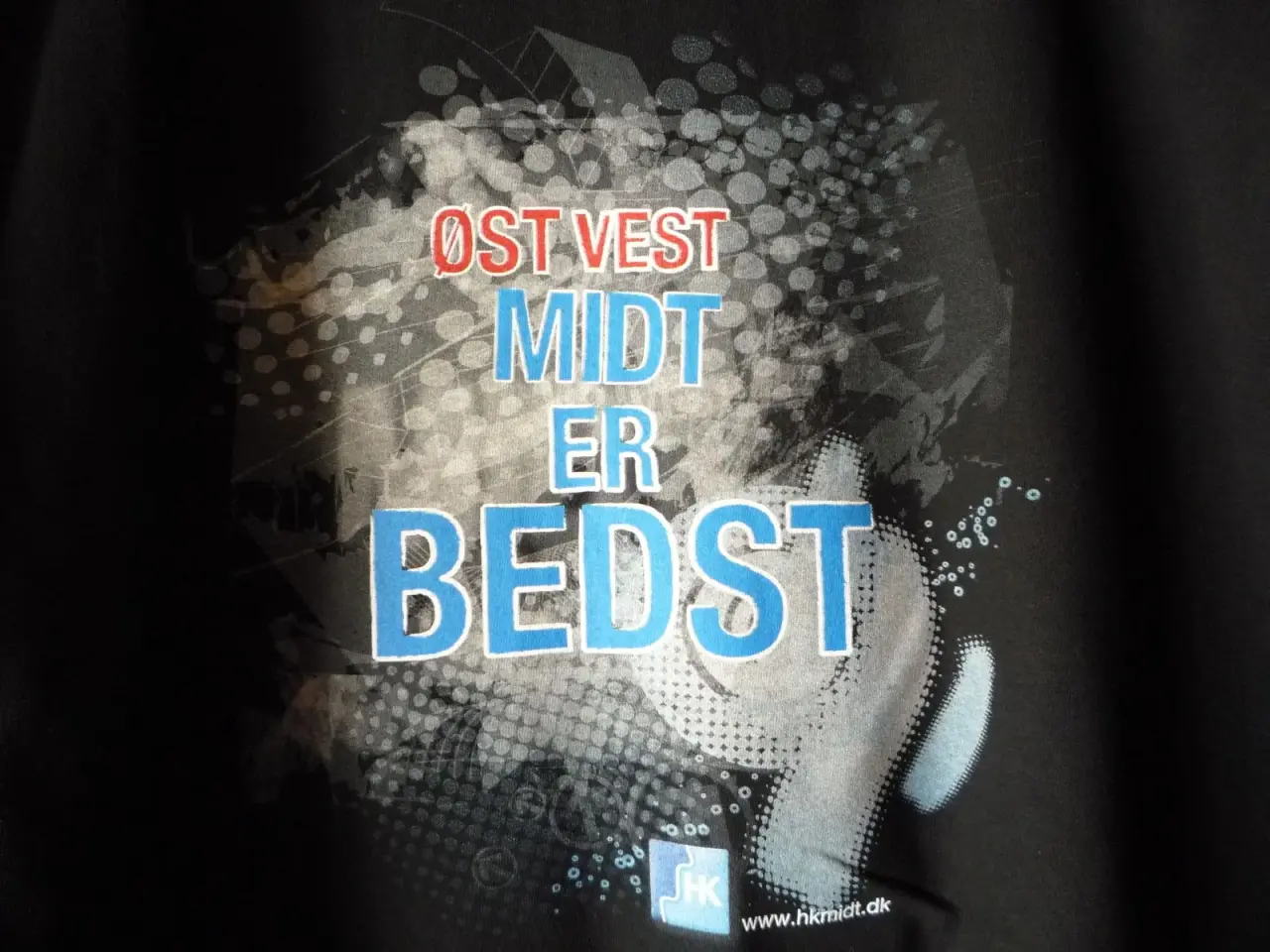 Billede 2 - NEDSAT: Ny T-shirt, Øst Vest Midt Er Bedst