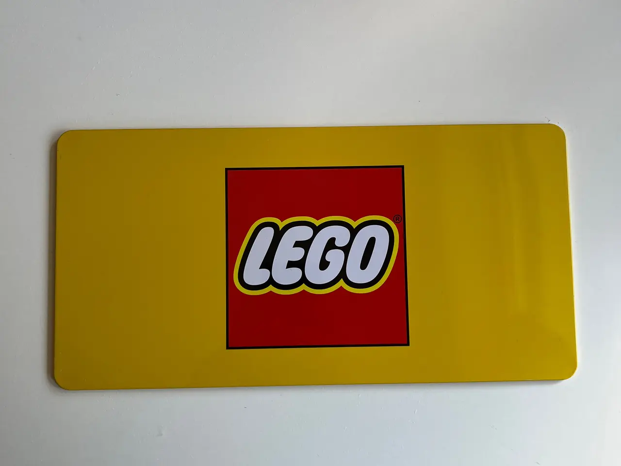 Billede 1 - LEGO gul metalæske / blikskilt med logo