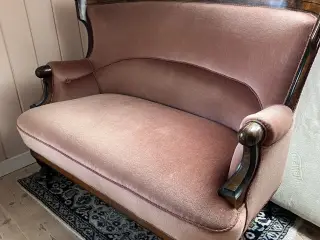 Charmerende lyserød sofa