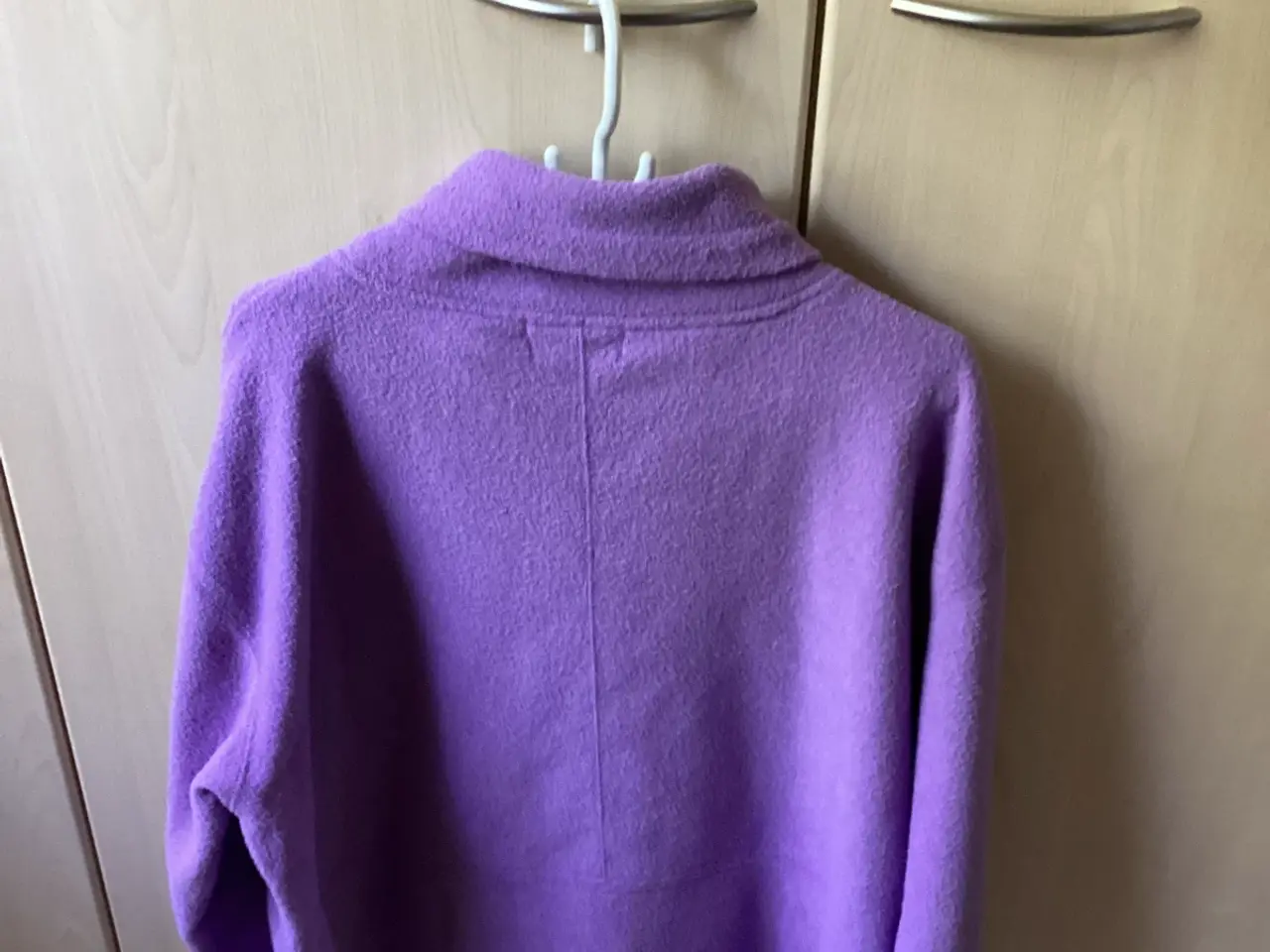 Billede 2 - Lilla Fleece trøje med lynlås lomme.