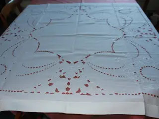 Hvid broderet dug, 120 x 122 cm