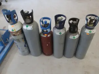 6 stk. gasflasker kun den største grå og brun er der lidt i