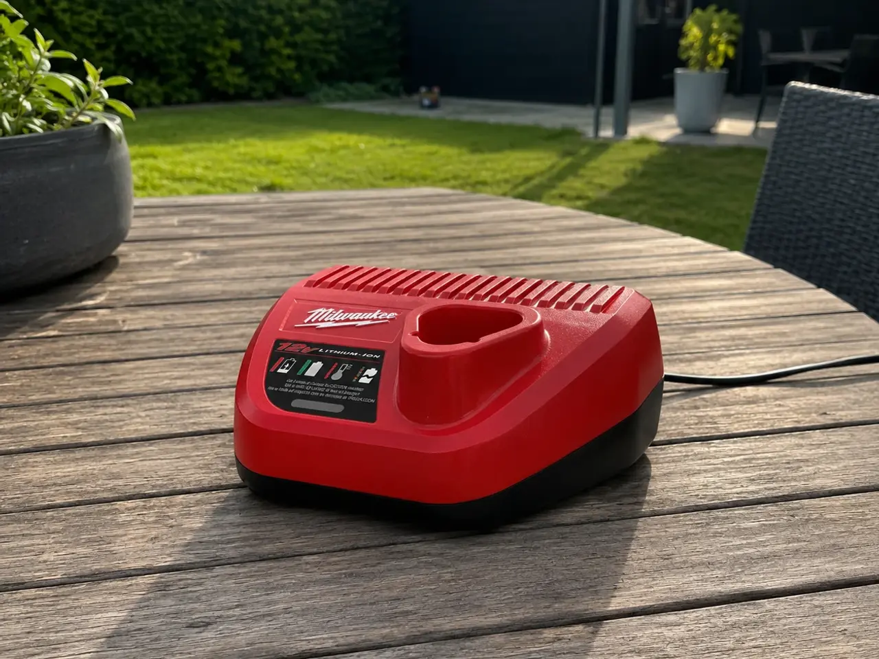 Billede 1 - Milwaukee batterioplader rød - helt ny