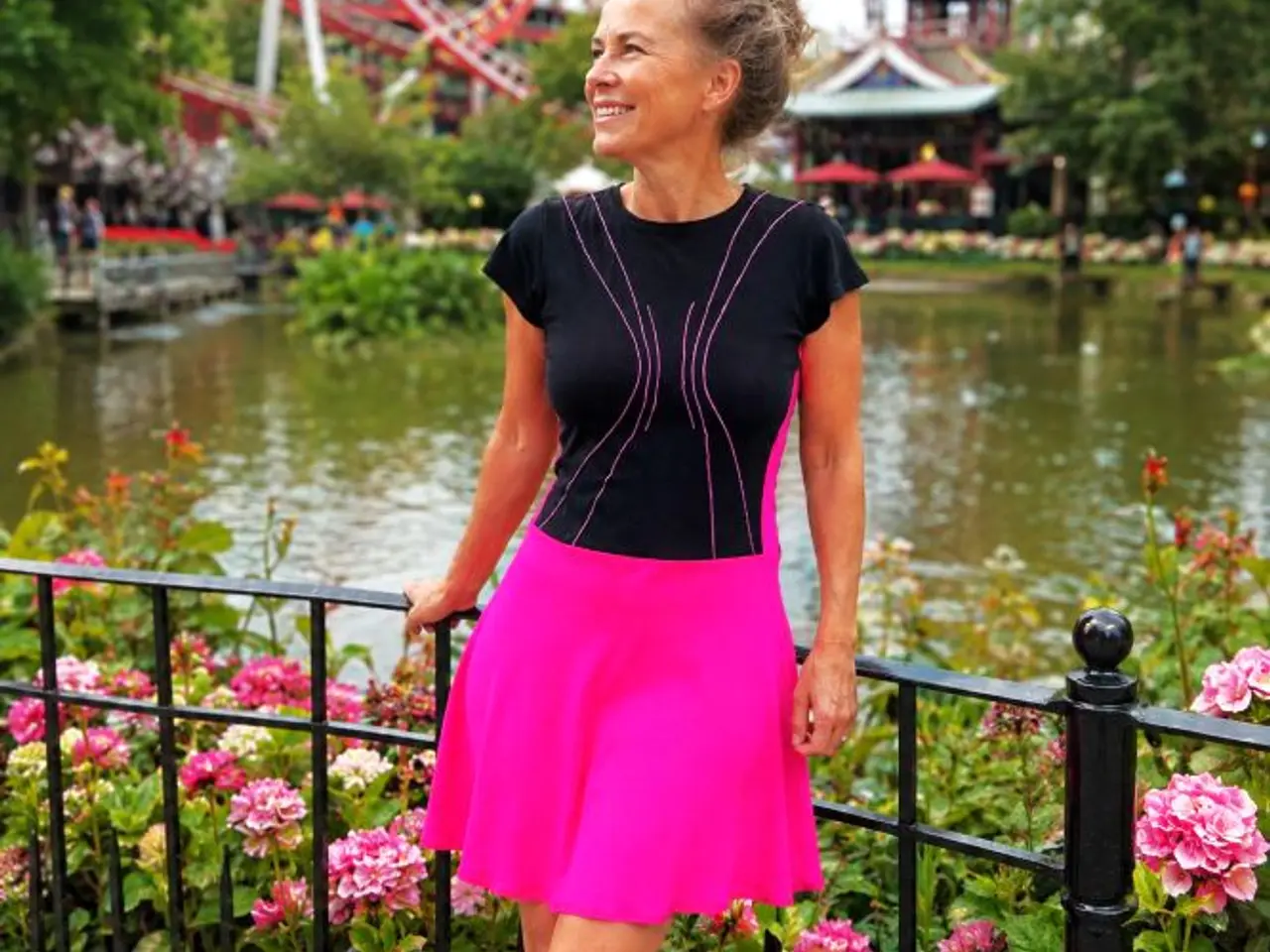Billede 1 - Unik, redesignet kjole i sort og pink