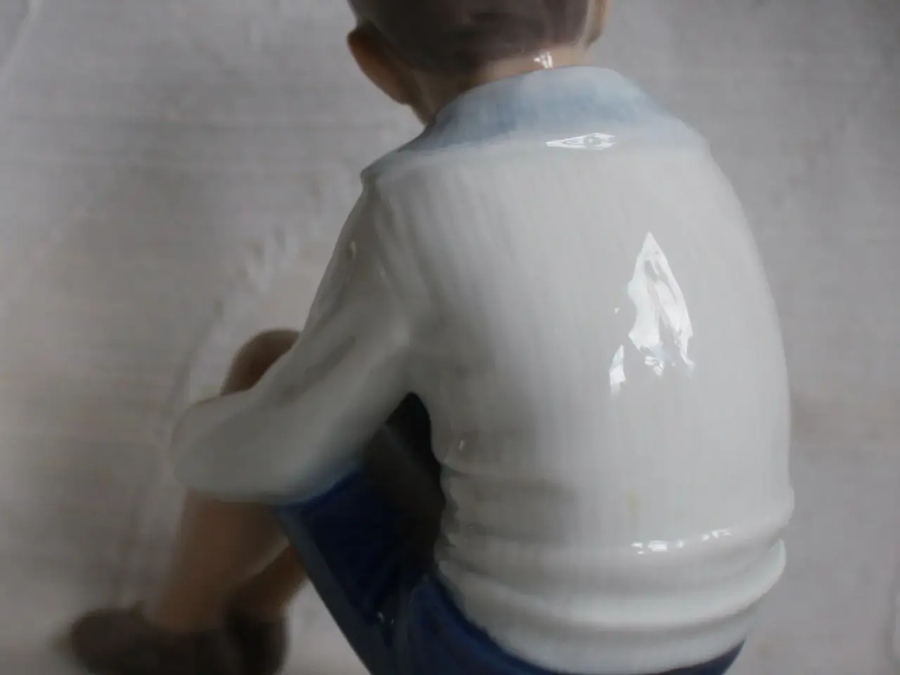 Billede 5 - Dreng siddende på bøger, figur,Bing & Grøndahl