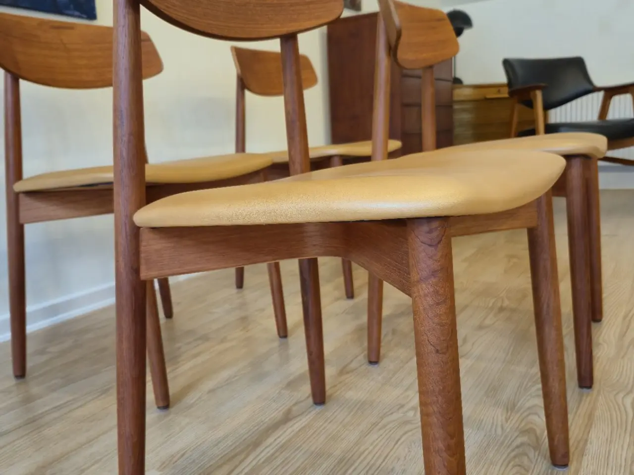 Billede 2 - 6 nyrenoverede Harry østergaard teak stole