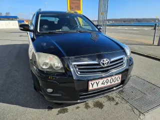 Pålidelig og rummelig Toyota Avensis stationcar