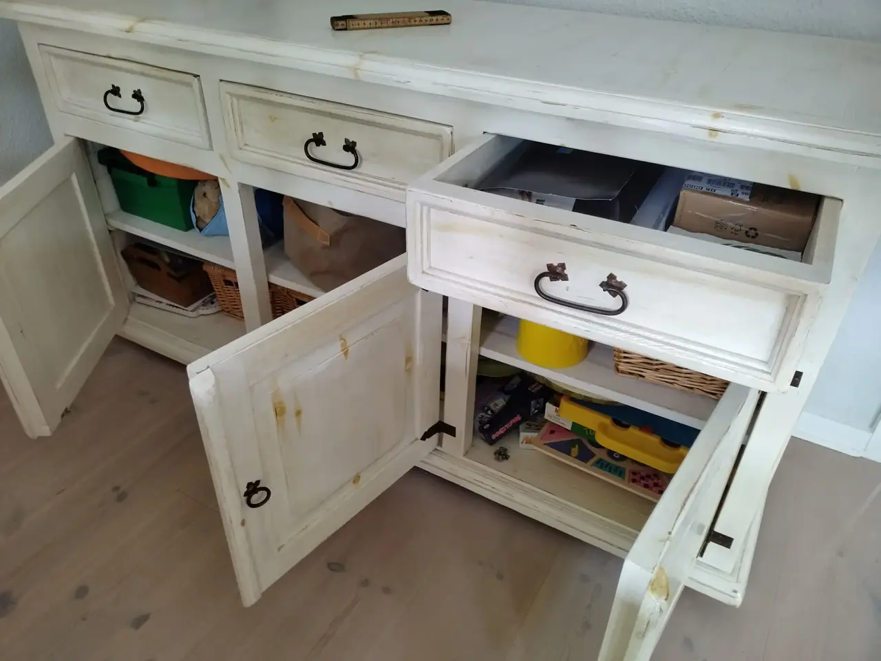 Billede 3 - Stort spisebord, 2 tillægsplader, 6 stole + skænk