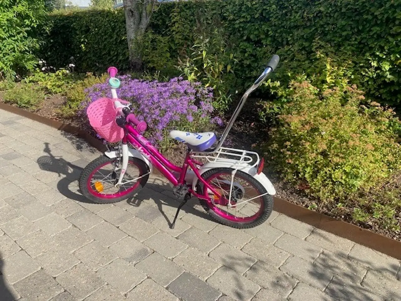 Billede 2 - Pigecykel 16" mont. med støttestang.