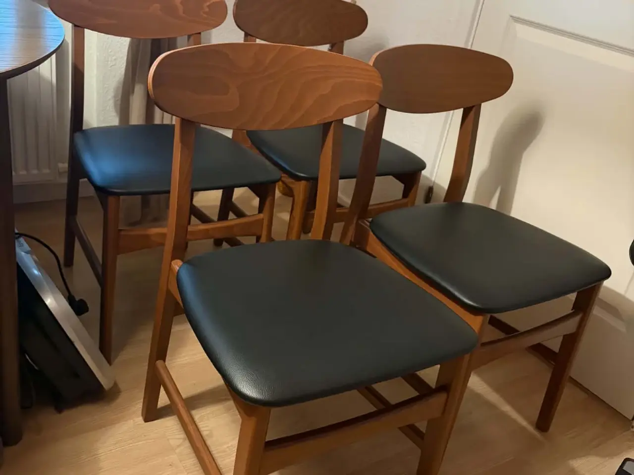 Billede 7 - Pænt spisebord "med stole" læs tekst