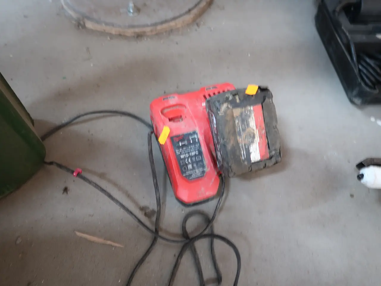 Billede 1 - Lader med batteri MILWAUKEE