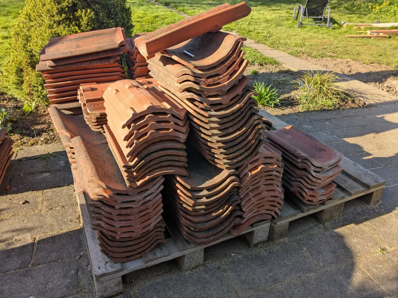 Billede 3 - Ca 170 stk tagsten fra Højslev Tegl.