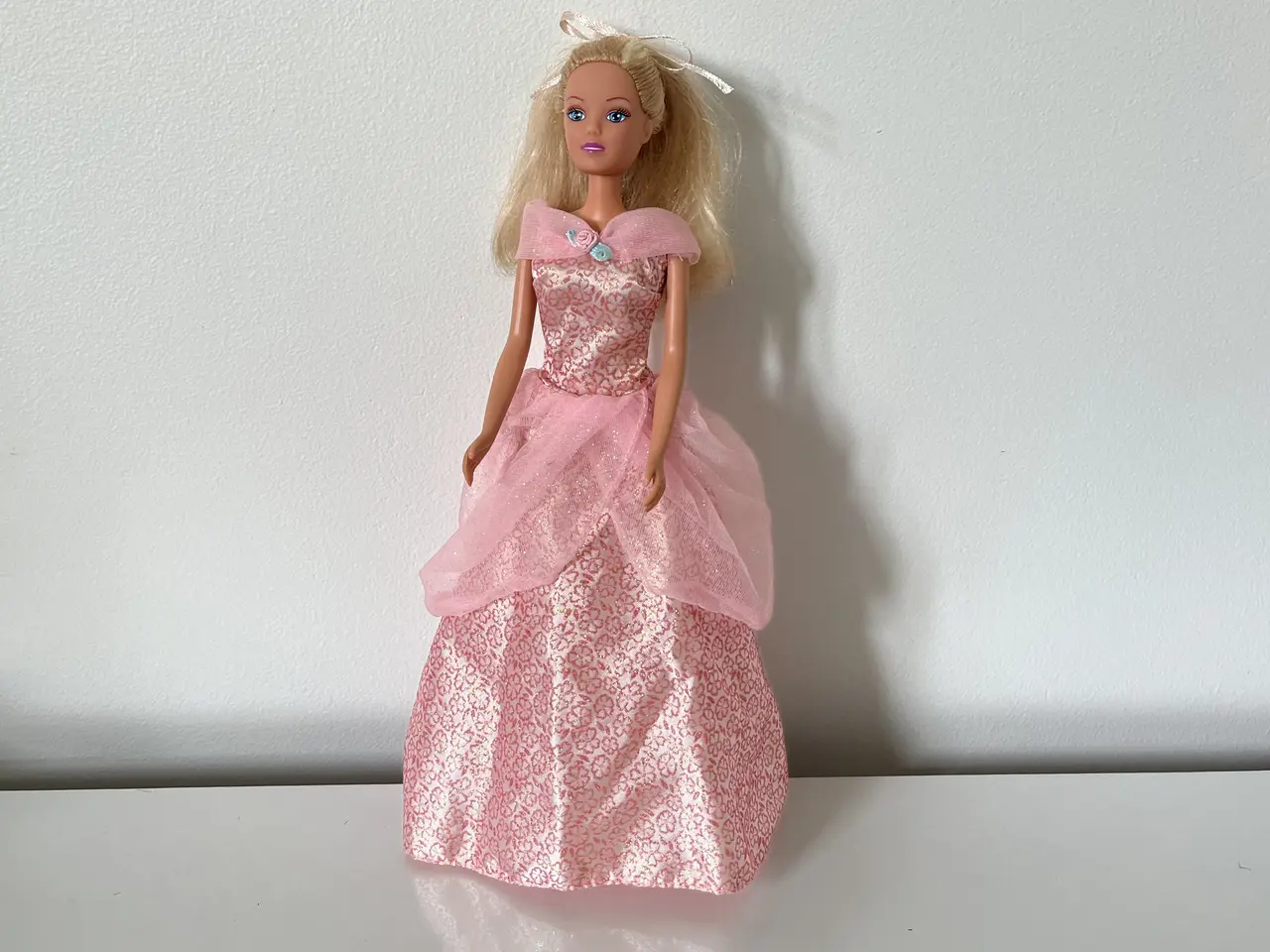 Billede 2 - Barbie dukke i lyserød kjole