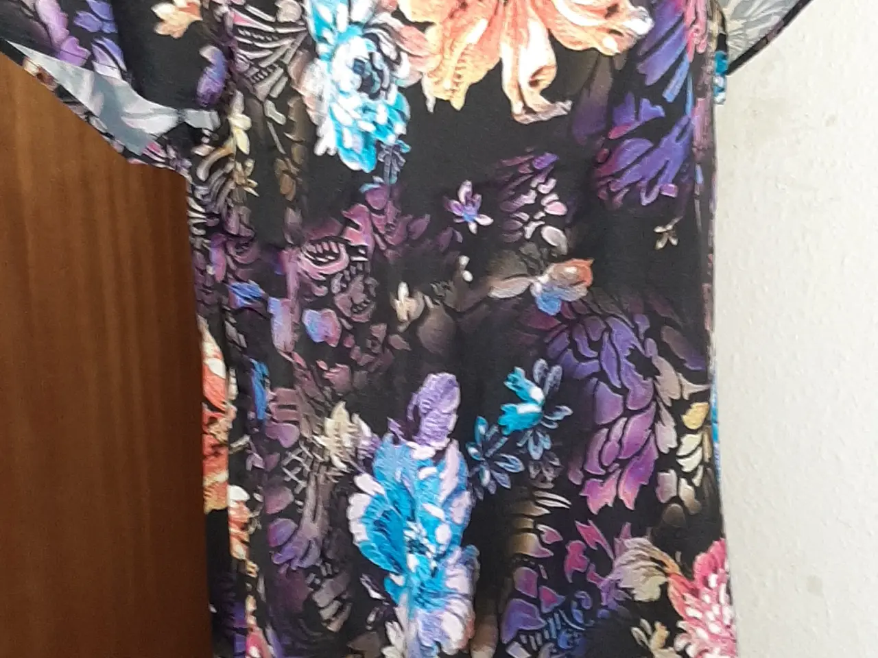 Billede 4 - Kjole med blomster. Flotte farver/Str:XL/2XL.