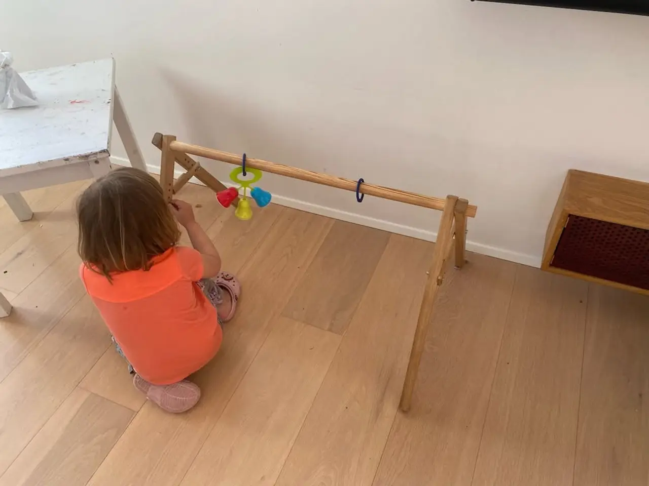 Billede 3 - Babygym / legetøjsstativ i egetræ, 4 højder