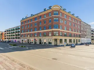 Lad din virksomhed blive en del af gadebilledet – lyst erhvervslejemål med store facadevinduer