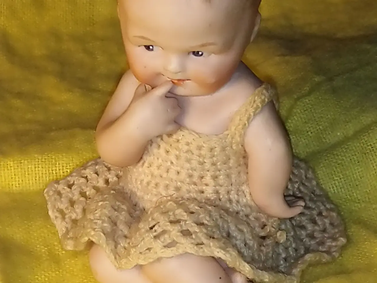 Billede 1 - Porcelænsdukke Siddende