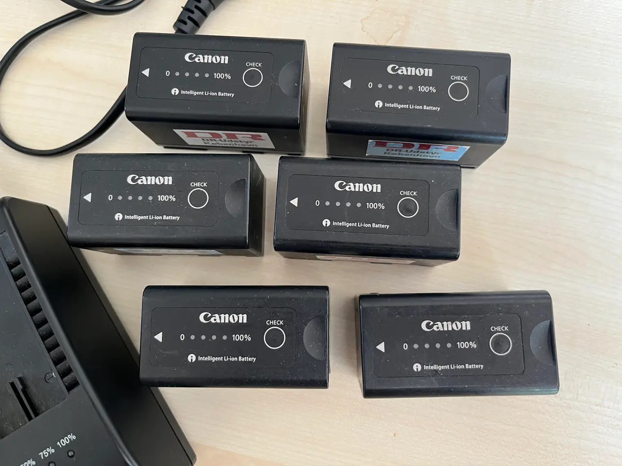 Billede 2 - Oplader og 6. Stk. Canon batterier