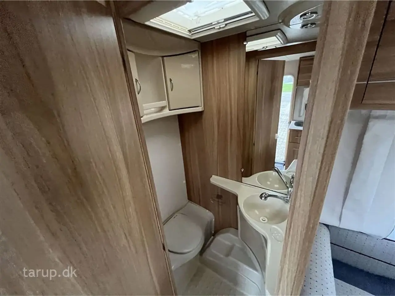 Billede 16 - 2014 - Caravelair Antares Luxe 527   Fortelt: Isabella Commodore Concept, mover, tv-antenne, sidesiddegruppe, kompressor køleskab m/ frostboks, 3 køjer og dobbeltseng