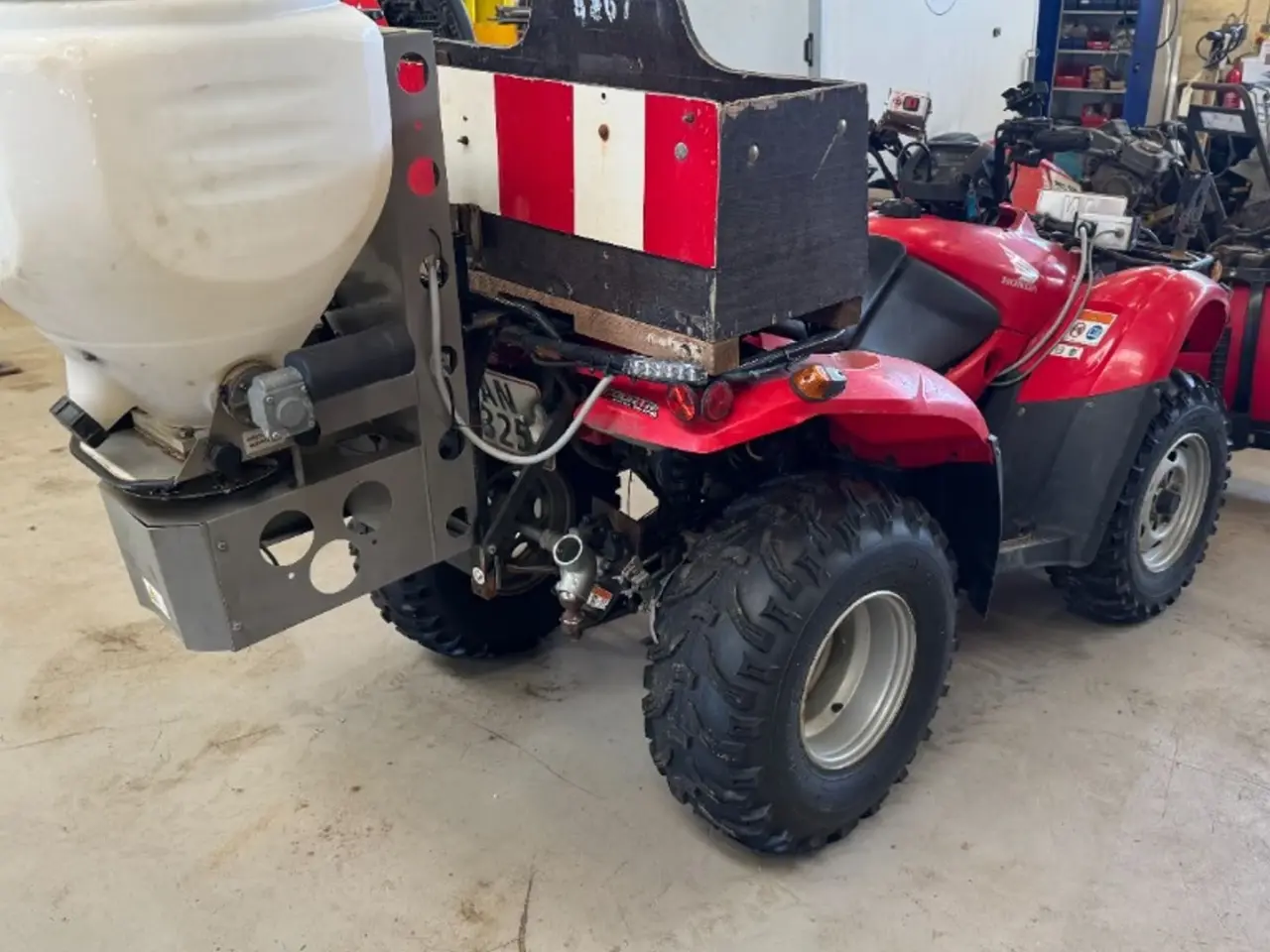 Billede 4 - Honda 420 med sneplov og spreder