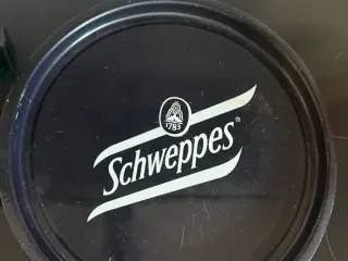 Serverings fad med Schweppes på