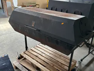Mestergrill/pattegrisgrill på stativ CARBON DIABLO 150x60x121 cm.